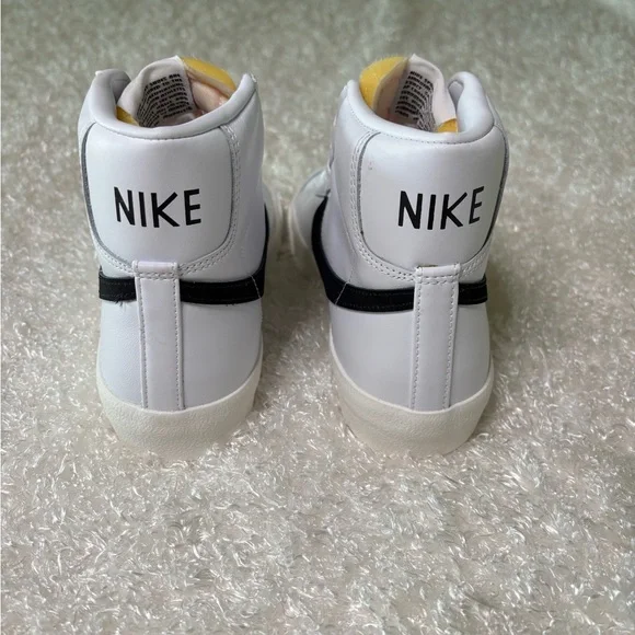 Nike White and Black Blazer Mid. ‘77 Vintage. - Picture 4 of 6